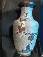 Chinese cloisonne vaas met florale motieven., Antiek en Kunst, Verzenden