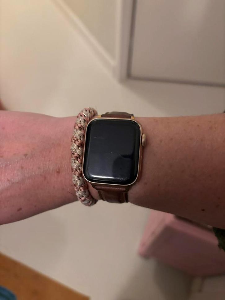 Apple Watch SE - Topconditie!, Sieraden, Tassen en Uiterlijk, Smartwatches, Zo goed als nieuw, iOS, Roze, Hartslag, Waterdicht