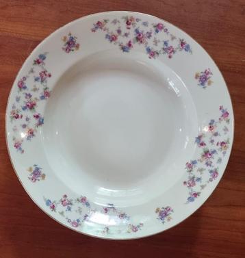Vintage 18 diepe borden beschikbaar voor biedingen