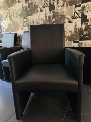 Zwarte stoelen met wielen  beschikbaar voor biedingen