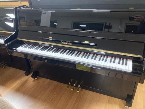 Mooie zwart hoogglans NORDISKA piano met studiepedaal., Muziek en Instrumenten, Piano's, Zo goed als nieuw, Piano, Zwart, Hoogglans
