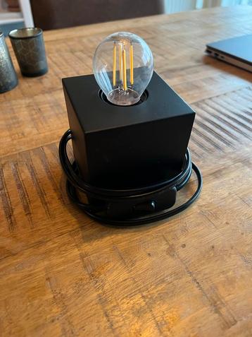 Moderne zwarte tafellamp beschikbaar voor biedingen