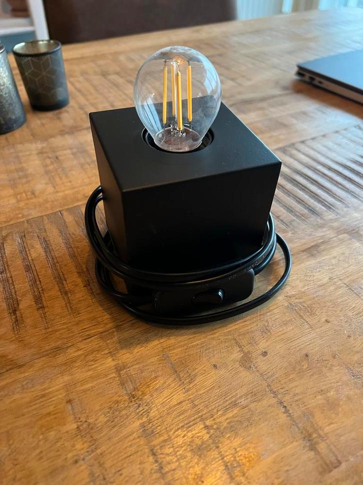 Moderne zwarte tafellamp, Huis en Inrichting, Lampen | Hanglampen, Zo goed als nieuw, Minder dan 50 cm, Metaal, Ophalen of Verzenden