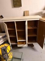 Antiek wit kastje in goede staat, Antiek en Kunst, Antiek | Meubels | Kasten, Ophalen of Verzenden