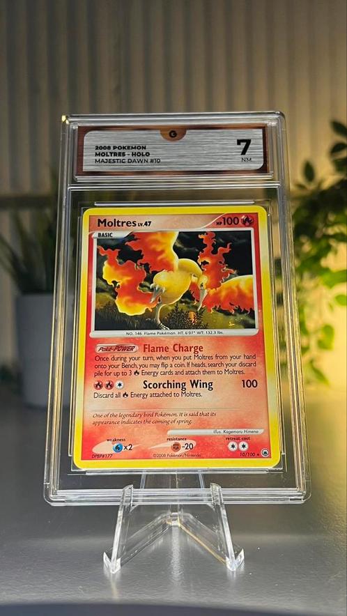 2008 moltres pokemon holo majestic dawn psa 7 NM, Hobby en Vrije tijd, Verzamelkaartspellen | Pokémon, Nieuw, Losse kaart, Foil