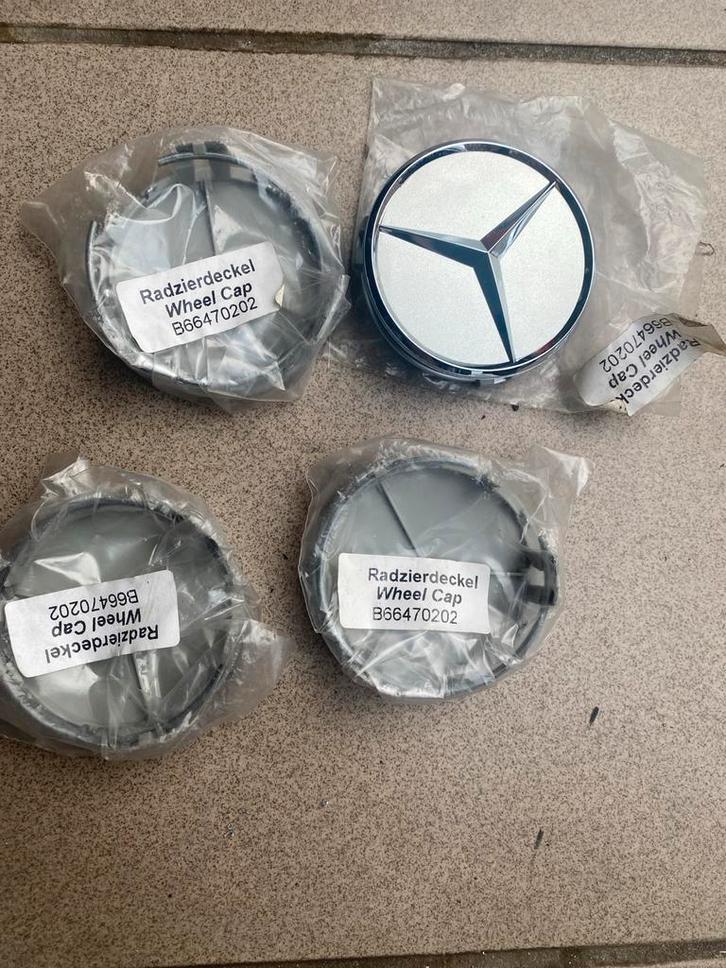 Originele  Mercedes-Benz Wieldoppen Set (4 stuks) Nieuw !, Auto diversen, Wieldoppen, Nieuw, Ophalen of Verzenden