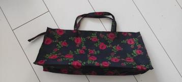Vintage breitas zwart met rode rozen beschikbaar voor biedingen