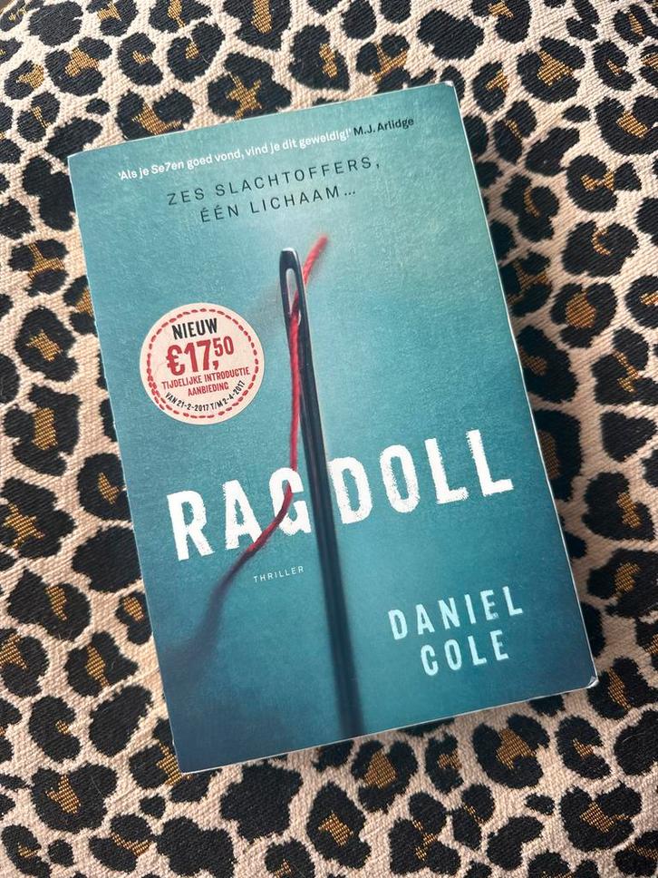 BOEK ; Ragdoll - Daniel Cole - Thriller, Boeken, Thrillers, Zo goed als nieuw, Nederland, Ophalen of Verzenden