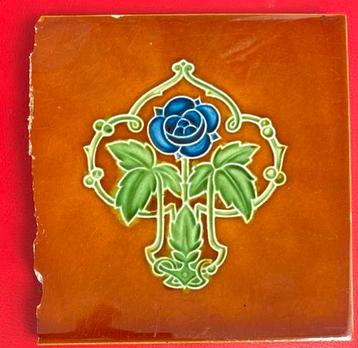 Antieke tegel met bloemmotief, Jugendstil, art-nouveau beschikbaar voor biedingen