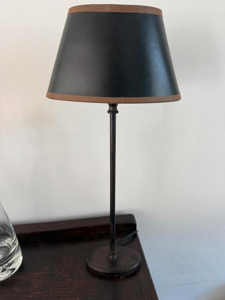 Sfeervolle tafellamp met leren zwarte kap (set van 2), Huis en Inrichting, Lampen | Tafellampen, Zo goed als nieuw, Minder dan 50 cm