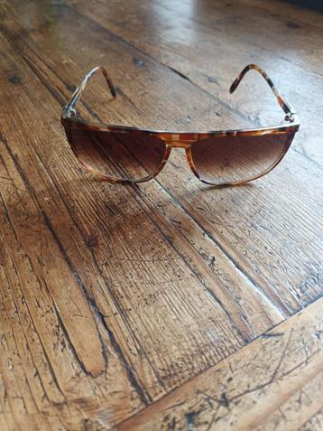 Zonnebril Italiaans model beschikbaar voor biedingen