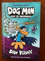 Dogman Ziet Ze Zwemmen - Nieuw!, Ophalen, Nieuw, Fictie algemeen