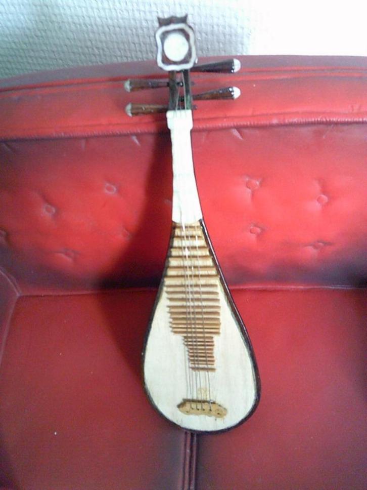 MINIATUUR Chinese Luit mini houten instrument, Verzamelen, Poppenhuizen en Toebehoren, Gebruikt, Overige typen, Ophalen of Verzenden