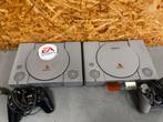 2x Originele Sony PlayStation 1 (PS1) + controllers - ReK4, Met 2 controllers, Ophalen of Verzenden, Zo goed als nieuw, X