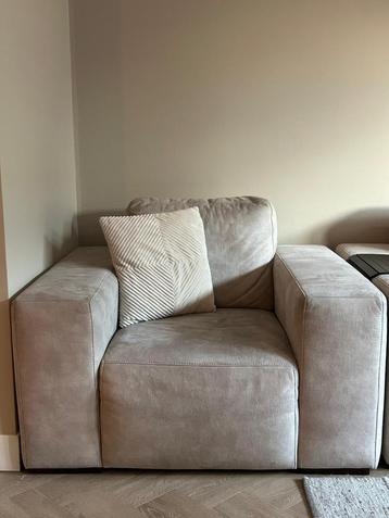 Comfortabele fauteuil beschikbaar voor biedingen