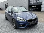 BMW 2 Serie Active Tourer Panodak|LED|Camera|Media Blauw 220, Auto's, BMW, Voorwielaandrijving, 1998 cc, Stof, Gebruikt