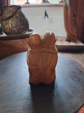 Yoko houten vriendschap-, liefde en warme knuffel beeld beschikbaar voor biedingen