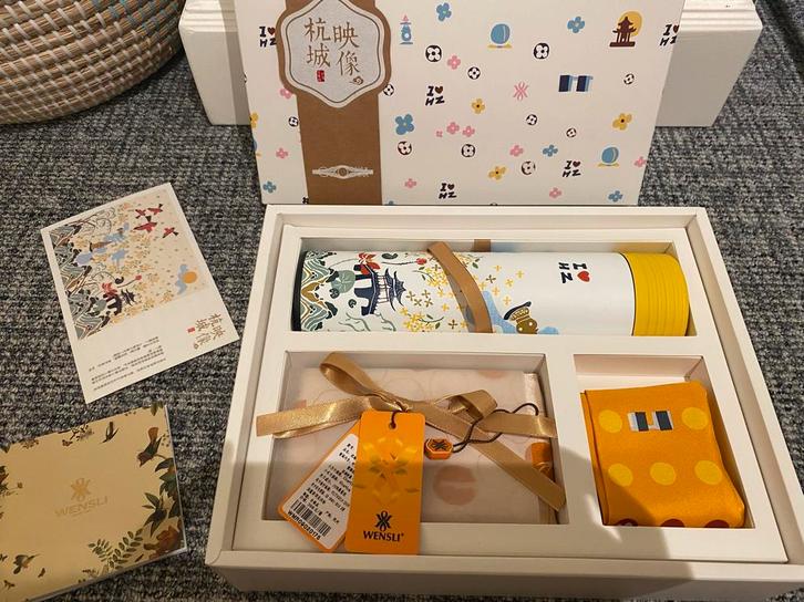 Wensli Silk Cadeau Pakket - Zijde Sjaals & Thermoskan, Kleding | Dames, Mutsen, Sjaals en Handschoenen, Nieuw, Ophalen of Verzenden