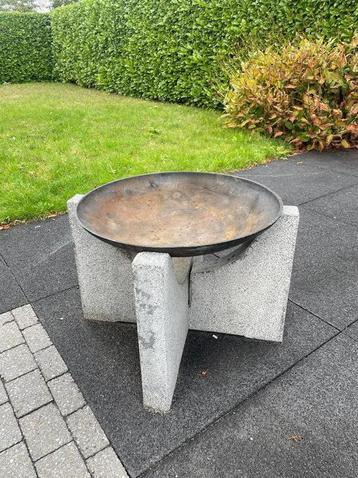 Vuurschaal met massief betonnen voet – robuust en stijlvol beschikbaar voor biedingen