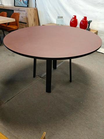 Ronde Bordeaux Tafel - 130cm Diameter (outlet) beschikbaar voor biedingen