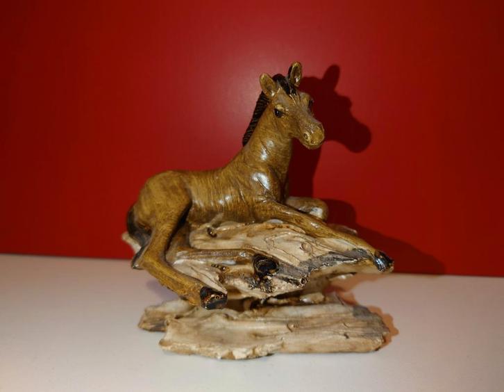Beeld beeldje paard pony veulen op rots, Verzamelen, Beelden en Beeldjes, Zo goed als nieuw, Dier, Ophalen of Verzenden