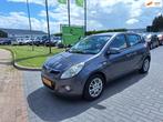 Hyundai I20 1.4i i-Catcher / Nette dealer ond auto / APK jun, Voorwielaandrijving, Gebruikt, 1396 cc, Leder en Stof