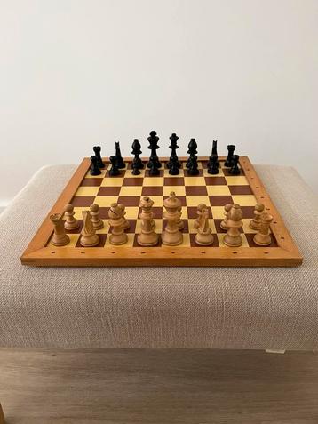 Vintage houten schaakbord met schaakstenen beschikbaar voor biedingen