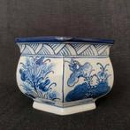 Vintage wit en blauwe Chinese vaasplanter handbeschilderd, Ophalen of Verzenden