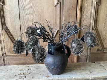 NIEUW vaas kruik met 11 Countryfield Sapincadea kunstbloemen beschikbaar voor biedingen