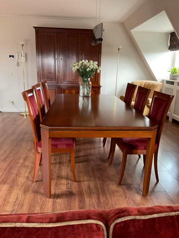 Eettafel met 6 stoelen beschikbaar voor biedingen