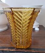 Vintage Okerkleurige persglas vaas, visgraatmotief, Antiek en Kunst, Antiek | Glas en Kristal, Ophalen of Verzenden