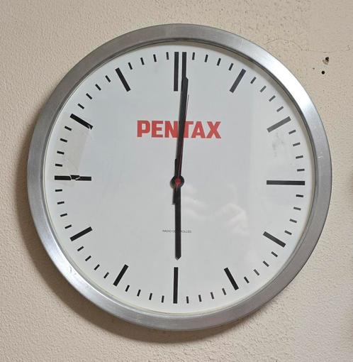 Vintage Pentax Station Analoge wand Klok Radiografisch 35.cm, Huis en Inrichting, Woonaccessoires | Klokken, Gebruikt, Wandklok