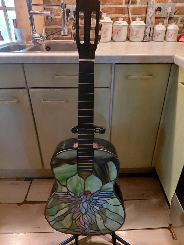 Unieke Glas-in-lood Gitaar Lamp, Muziek en Instrumenten, Snaarinstrumenten | Gitaren | Akoestisch, Gebruikt, Klassieke of Spaanse gitaar