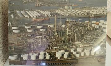 Fotopuzzel Esso fabriek van bovenaf gezien. beschikbaar voor biedingen