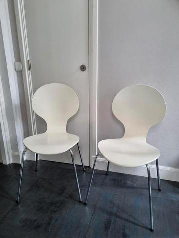2 leuke stoelen in wit crème beige met organische vorm beschikbaar voor biedingen
