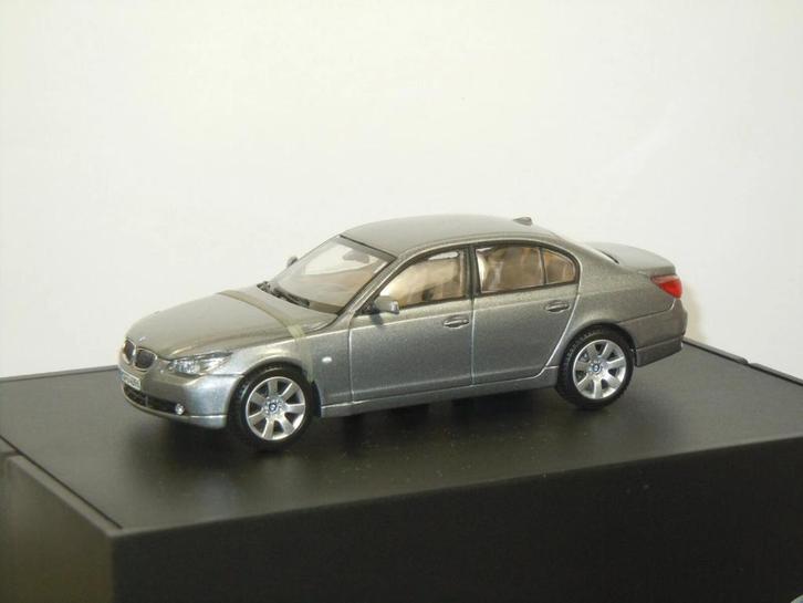 BMW 5er 5 Series Saloon - Kyosho 1:43, Hobby en Vrije tijd, Modelauto's | 1:43, Zo goed als nieuw, Auto, Kyosho, Verzenden