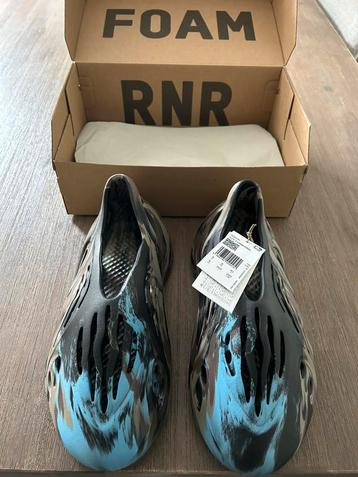 Yeezy Foam RNNR ‘MX Cinder’ beschikbaar voor biedingen