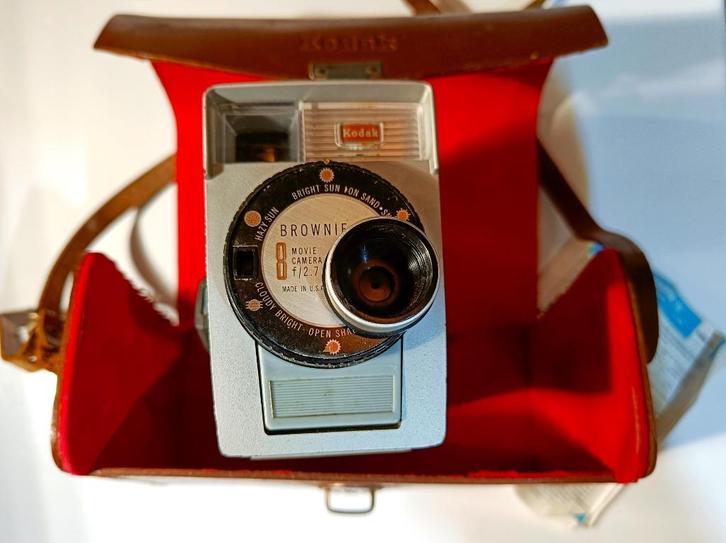 Kodak Brownie 8 Movie Camera model f/2.7 (1960-1962) m. tas, Verzamelen, Fotografica en Filmapparatuur, Filmcamera, 1960 tot 1980
