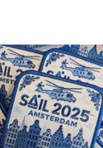 Gezocht dit borstembleem van de Marine Sail 2025, Verzamelen, Militaria | Algemeen, Verzenden, Landmacht, Nederland, Embleem of Badge