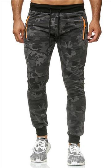 ** NIEUW ** stoere joggingbroek met print. Maat XL beschikbaar voor biedingen