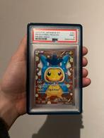 Pokemon: Pikachu poncho Gyarados psa 9, Hobby en Vrije tijd, Ophalen of Verzenden, Zo goed als nieuw