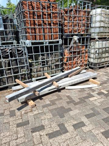 Betonpalen verkleurd beschikbaar voor biedingen