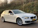 BMW 5-serie Touring 520d High Executive PANO/LEDER/NAVI/FULL, Automaat, Achterwielaandrijving, Euro 6, 2000 kg
