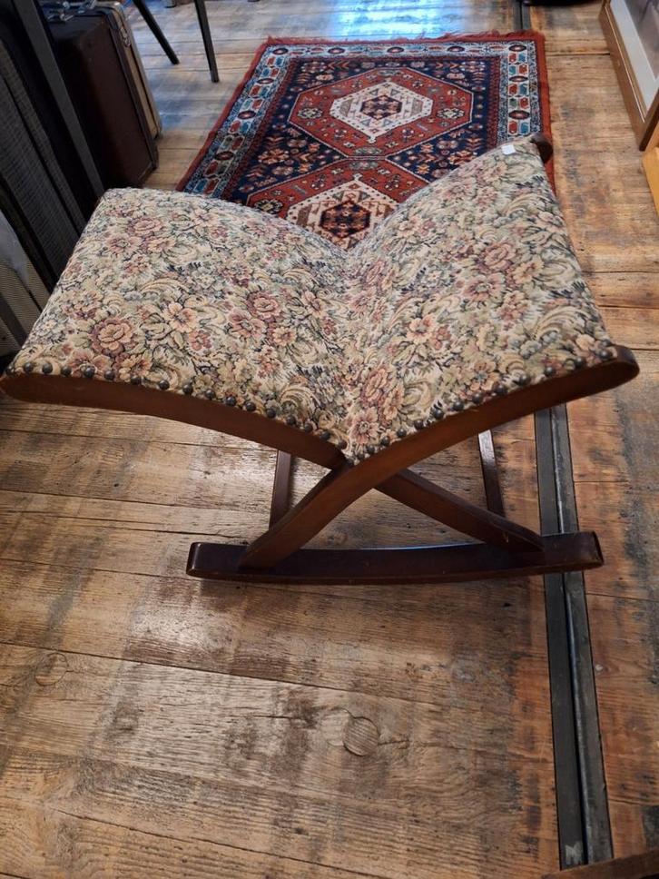 Vintage Voetenbankje / Wipstoeltje Bloemenstof, Huis en Inrichting, Stoelen, Zo goed als nieuw, Eén, Hout, Stof, Ophalen