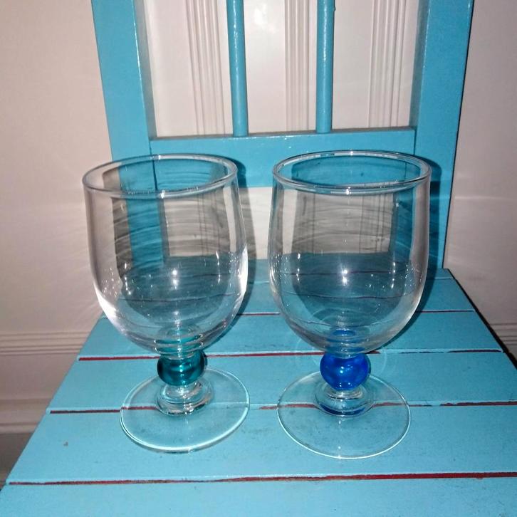 Glazen met steel van gekleurde bolletjes 4 stuks, Huis en Inrichting, Keuken | Servies, Zo goed als nieuw, Glas of Glazen, Overige stijlen