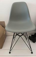 Vitra Eames DSR stoel in ijsgrijs met zwart onderstel, Huis en Inrichting, Stoelen, Ophalen, Zo goed als nieuw, Metaal, Eén