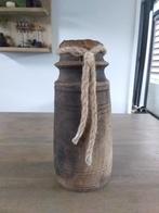 Sobere houten kruik met touw, Ophalen