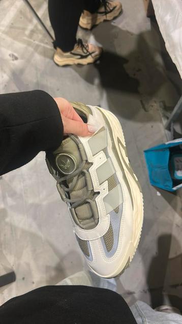 Adidas sneaker  beschikbaar voor biedingen