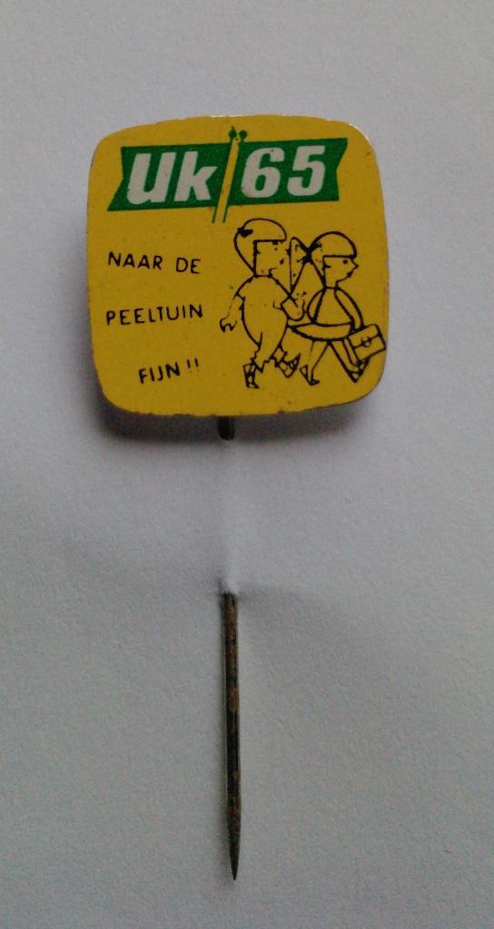 Speldje Uk 65 "naar de speeltuin fijn" Veilig Verkeer actie, Verzamelen, Speldjes, Pins en Buttons, Zo goed als nieuw, Speldje of Pin