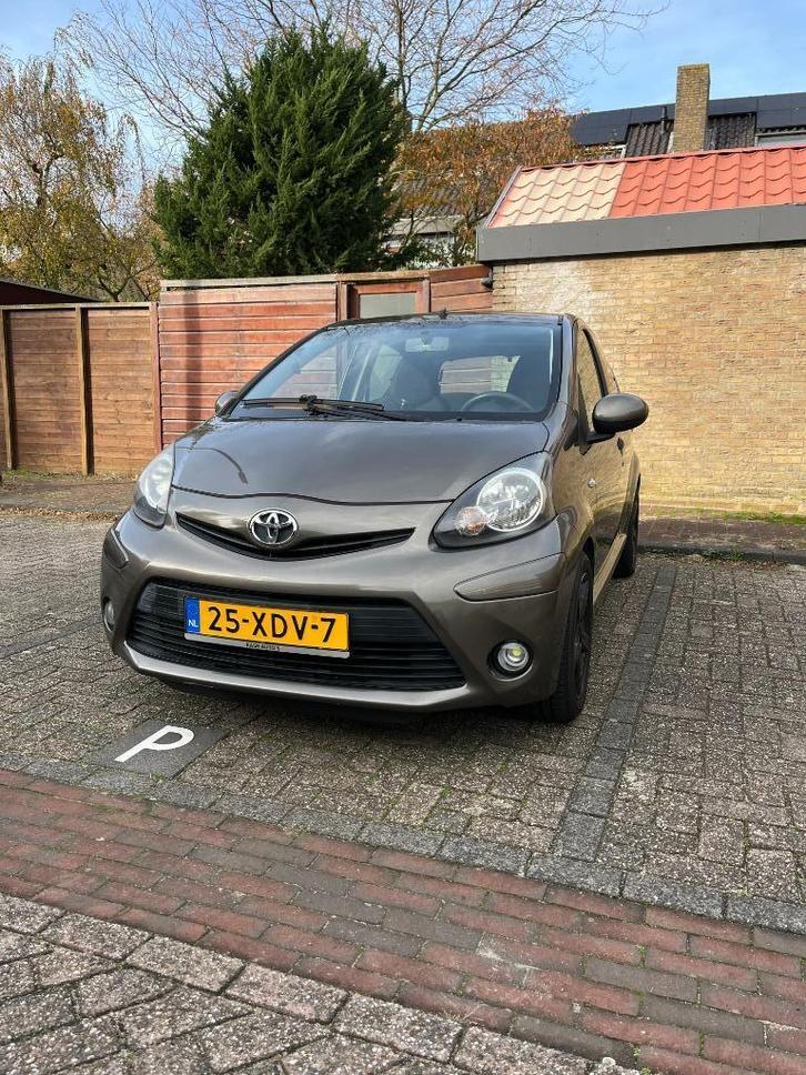 Toyota Aygo 1.0 12V Vvt-i 5DRS 2012 Bruin, Auto's, Toyota, Particulier, Aygo, Airbags, Airconditioning, Android Auto, Bluetooth